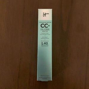 It Cosmetics CC+ Oil-Free Matte Full Coverage Cream in Light Medium